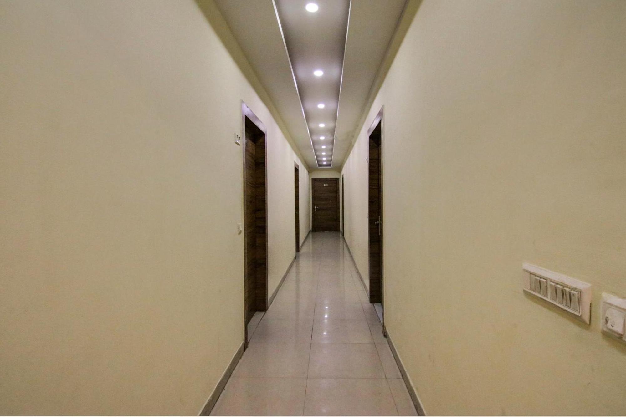 Hotel Yash House Нью-Дели Экстерьер фото